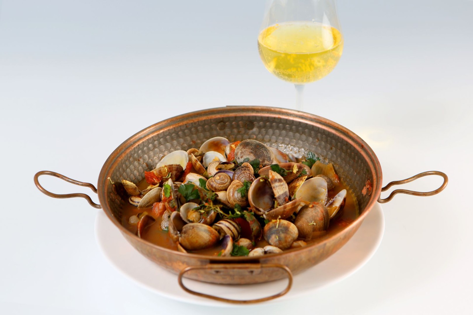 Cataplana of milk snail with clams and shrimp from the coast